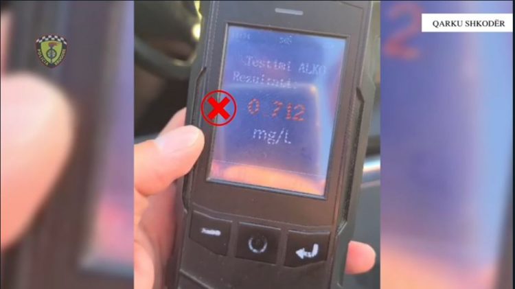 Nga parakalimet e gabuara tek përdorimi i celularit gjatë drejtimit të mjetit/ Rrugorja e Shkodrës vendos mbi 700 gjoba