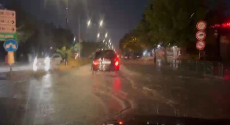 Shqipëria përfshihet nga moti i keq, breshër dhe stuhi e fortë