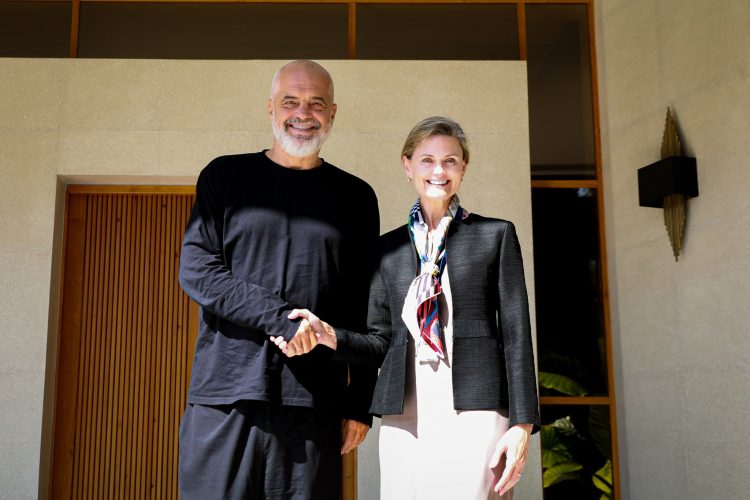 E ngarkuara me punë e SHBA takohet me Edi Ramën, Nancy VanHorn: Mbështetje e palëkundur në rolin e Shqipërisë për paqen dhe zhvillimin në rajon