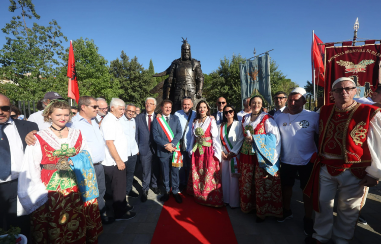 Video/ Arbëreshët e Italisë presin Spiropalin, kryeparlamentarja vishet me kostumin tradicional 