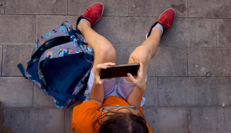 Përdorimi i telefonëve inteligjentë dhe ankthi e depresioni tek adoleshentët