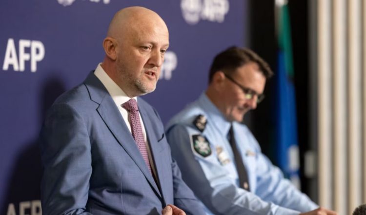 Australia akuzon vende mike për ndërhyrje nga jashtë