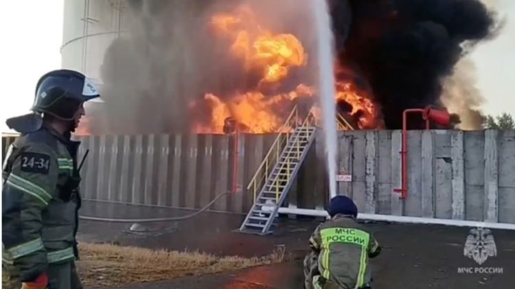 Dy depo nafte përfshihen nga zjarri në Rusi, si pasojë e sulmeve me dronë