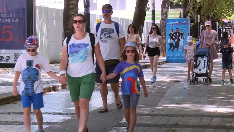 Mbi 15 mijë shtetas të huaj jetojnë në Shqipëri
