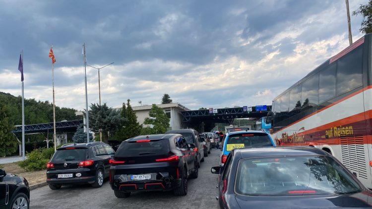 Fluks udhëtarësh në pikën e kalimit kufitar të Qafë Thanës