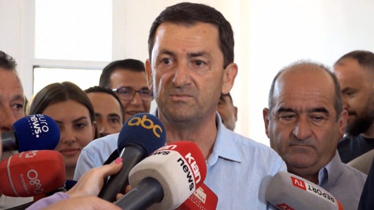 Kryebashkiaku i Himarës Tavo i përgjigjet Gjikurisë: I dashur Petro, unë të përsëris ftesën time që të qëndrosh bashkë me mua në krahun tim!