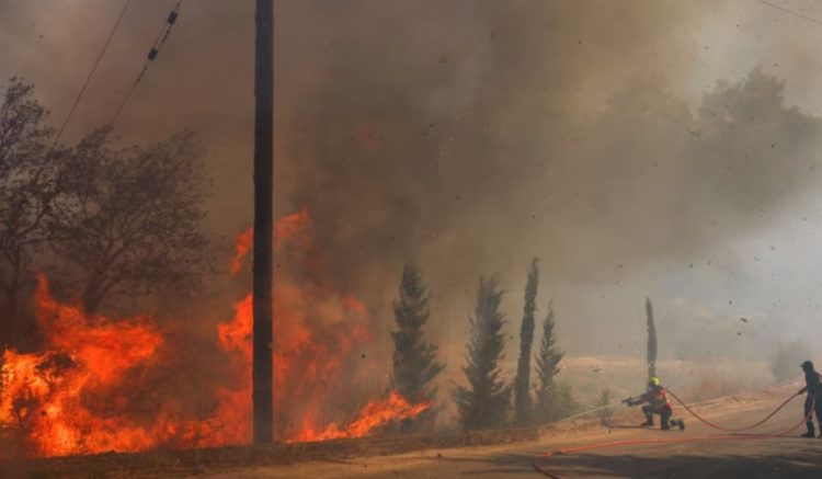 Athina mes flakësh, evakuohen mijëra qytetarë