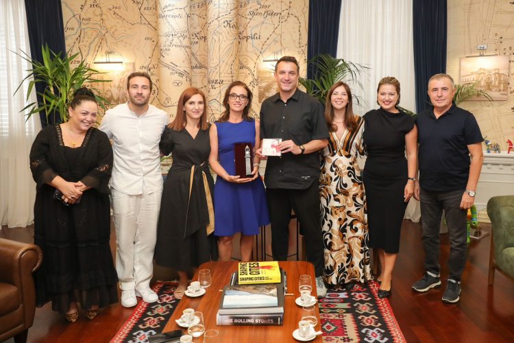 Ermonela Jaho koncert në Teatrin e Operas dhe Baletit, Veliaj i dhuron “Kullën e Sahatit”: Mirënjohës që je imazh i Shqipërisë moderne, që punon