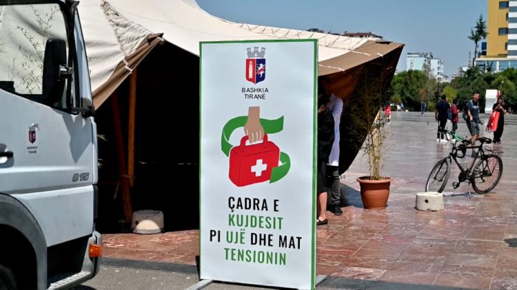 Çadër kujdesi në sheshin “Skënderbej”, Veliaj: Kemi disa pika në qytet, shmangni daljet e panevojshme