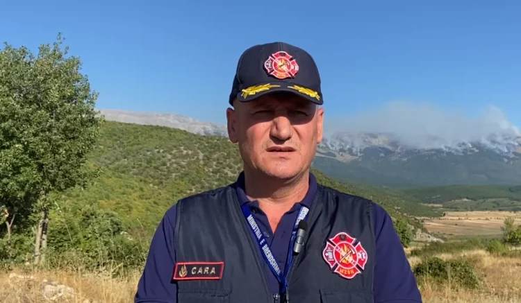 Zjarri i madh në Malin e Thatë rrezikon Parkun e Prespës, kreu i Zjarrfikëses: Ja si paraqitet situata në terren