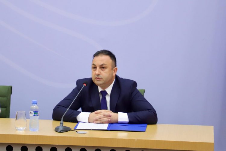 Të shtënat në drejtim të policisë në Malësinë e Madhe, reagon ministri Hoxha: Kambanë alarmi!