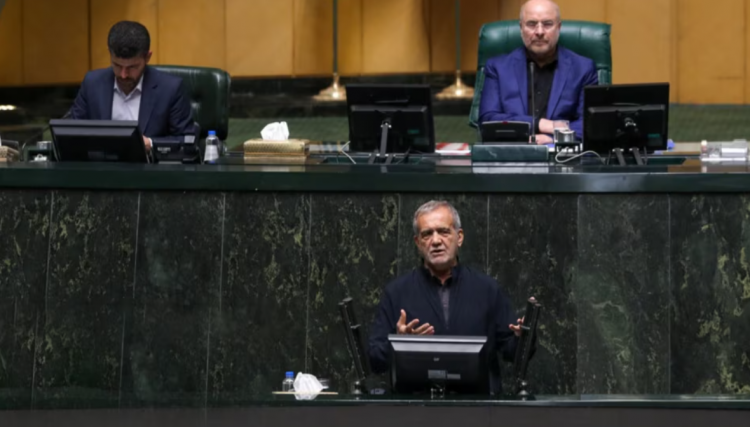 Parlamenti i Iranit miraton kabinetin e plotë të presidentit të ri