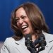 E qeshura e Kamala Harris, arma e saj sekrete! DW: Kundërshtarët e përdorin për ta sulmuar, por…
