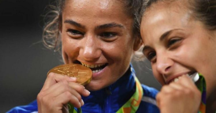 Pse olimpistët kafshojnë medaljet e arta?