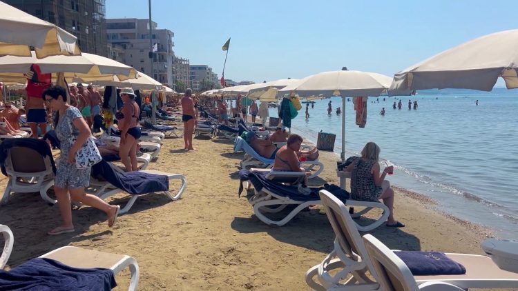 Fundjava popullon plazhin e Durrësit/ Të huajt vlerësojnë qytetin bregdetar