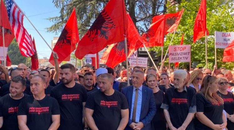 “Duam libra shqip”/ Shqiptarët e Luginës së Preshevës dalin në protestë kundër qeverisë serbe
