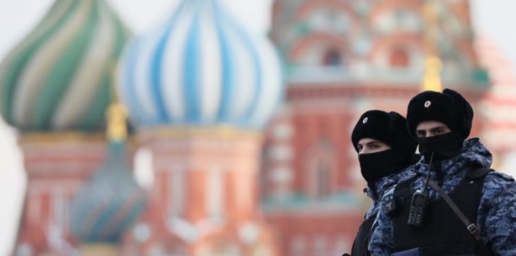 Rusia ndalon një shtetas amerikan nën dyshimet se sulmoi një zyrtar policor