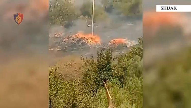 Ndezi zjarr në fshatin Shetel, nga flakët u rrezikuan dy banesa, policia procedon 83-vjeçarin