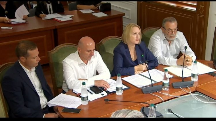 “Baxhot po përdorin vaj palme dhe qumësht pluhur”, Denaj i përgjigjet opozitës: E pavërtetë, analizat u bënë në Çeki!