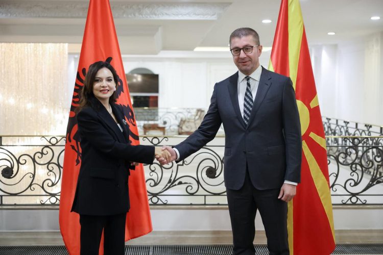Spiropali takohet me kryeministrin maqedonas: Të avancojmë me bashkëpunimin e shkëlqyer dypalësh dhe partneritetin në NATO
