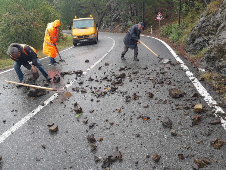 Moti i keq shkakton rënie gurësh në disa rrugë të vendit, ARRSH: Janë pastruar, qarkullimi i mjeteve vijon normalisht