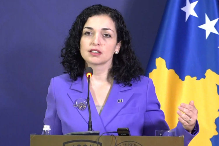 Bllokadat në pikëkalimet kufitare mes dy vendeve, Vjosa Osmani akuza Serbisë: Po tenton të krijojë tensione përmes bandave kriminale