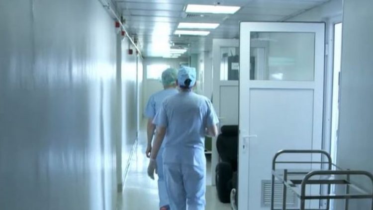 I afërmi i tyre humbi jetën, 40 persona shkatërrojnë spitalin dhe kërcënojnë mjekët në Itali 