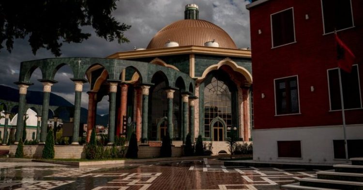 Një shtet Bektashi brenda Tiranës, kryeministri Rama ndan detaje: Promovojmë tolerancën fetare