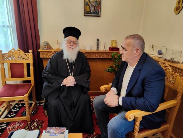 Fredi Beleri takohet me Janullatosin, merr dhuratën e veçantë