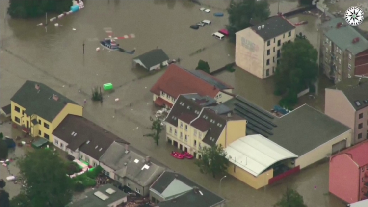 Moti i keq në Europë/ 18 viktima, mijëra kilometra tokë përfundojnë nën ujë