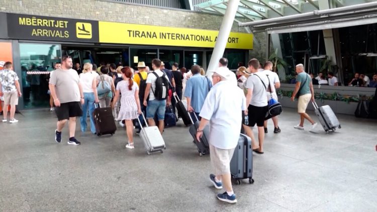 Aeroporti i Tiranës tejkalon 8 milionë pasagjerë për rreth 9 muaj