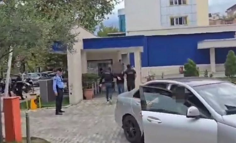 Prezantohej si funksionar i lartë shtetëror, i riu në Tiranë arrestohet teksa po i merrte 20 mijë € një administratori privat 