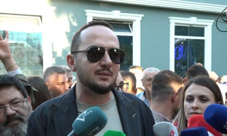 VIDEO/ Vetëdorëzohet në Drejtorinë e Policisë së Tiranës Ervin Salianji