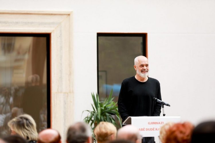 “Monitorimi i sigurisë në shkolla do të shkojë deri në qelizë”/ Rama: Gjuha shqipe po kërcënohet nga komunikimet e shpejta dhe shkurtimet
