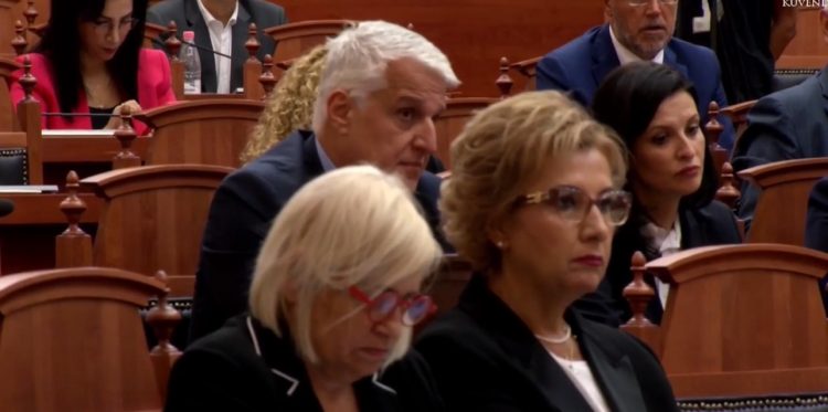 Shtyu me forcë mikrofonat teksa hynte në Kuvend/ Majko kërkon falje: Ndjesë, në veçanti gazetares shtatzënë