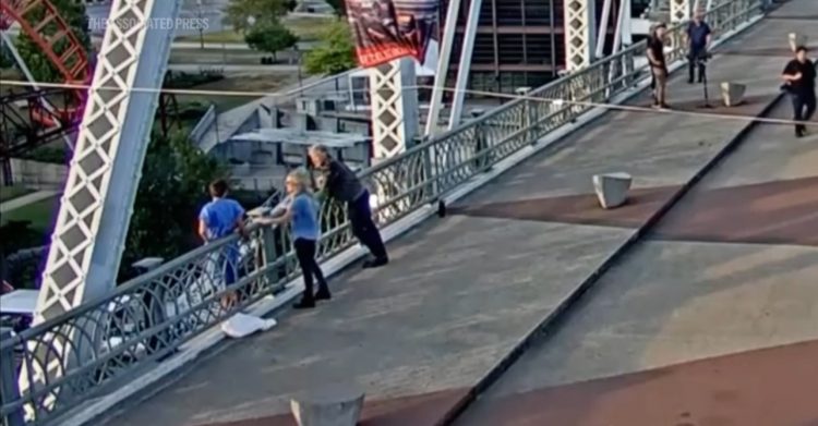 Video/ Ylli i Rokut Bon Jovi shpëton gruan që po tentonte të hidhej nga ura