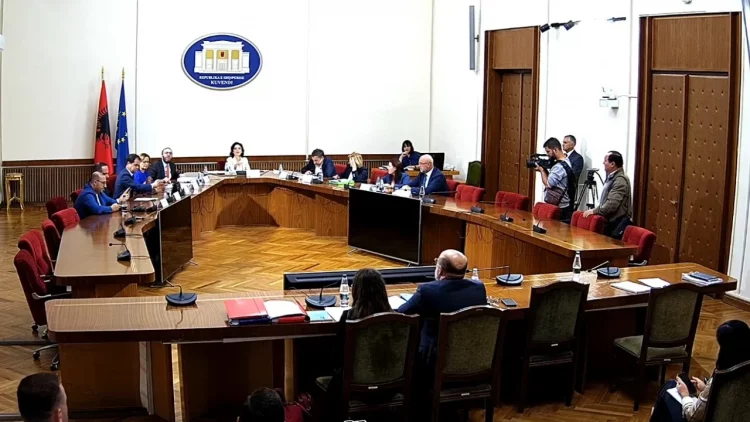 Ndarja nga jeta e ish-deputetit Bogdani, ndërpritet mbledhja për mandatin e deputetit Vullnet Sinaj