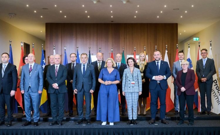 Procesi i Berlinit/ Ministrat e Brendshëm të Ballkanit takohen me ministren gjermane