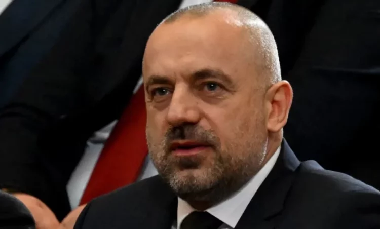 Kush dhe çfarë e mbron Radoiçiçin në Serbi?