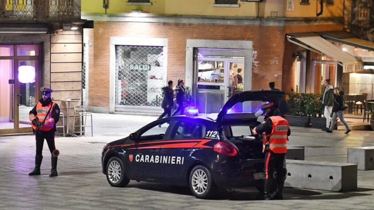 Emrat/ Atentat me armë zjarri ndaj dy shqiptarëve në Itali, autorët e maskuar i thyejnë xhamin e makinës dhe… 