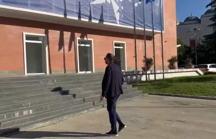 Video/ Salianji shkon në selinë e PD, takon Gazment Bardhin!  