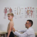 Ekspertët: Skolioza po prek dhe fëmijët