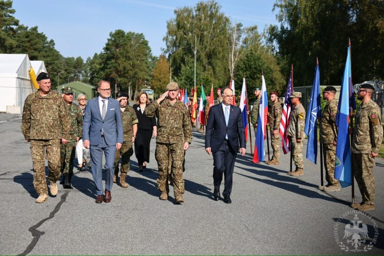 Begaj takohet me efektivët e Forcave të Armatosura shqiptare në Letoni: Me veprën e tyre lartësojnë flamurin dhe emrin tonë në botë 