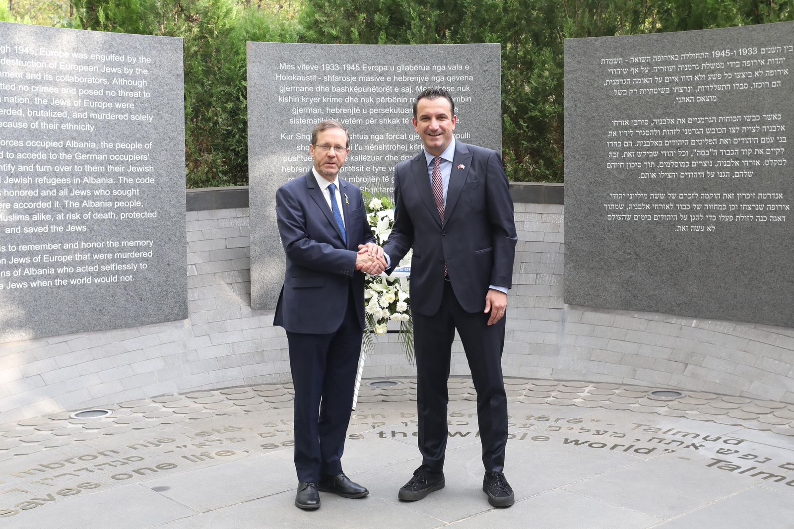 Veliaj dhe Presidenti i Izraelit vizitojnë Memorialin e Holokaustit në Tiranë: Vendi juaj na dëshmon se paqja mes njerëzve është e mundur