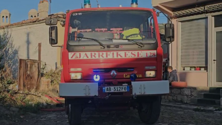 Përfshihet nga flakët një banesë në Korçë