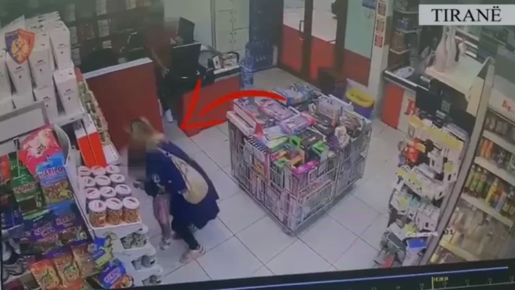 Tentoi të rrëmbejë vajzën 2 vjeç në një market në Tiranë/ Policia shoqëron 57-vjeçaren, dyshohet se vuan nga…
