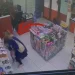 Tentoi të rrëmbejë vajzën 2 vjeç në një market në Tiranë/ Policia shoqëron 57-vjeçaren, dyshohet se vuan nga…