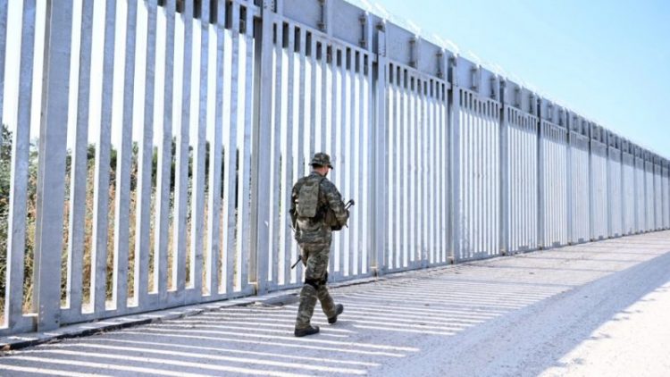 BE e kundërshton, Greqia këmbëngul: Do ndërtojmë një mur për ndalimin e emigrantëve të paligjshëm nga kufiri me Turqinë