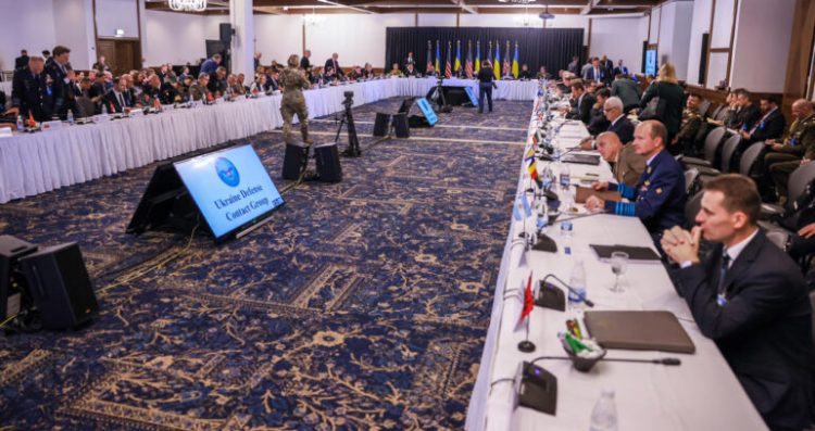 Mblidhet grupi i kontaktit për mbrojtjen e Ukrainës, ministri Vengu: Qëndrojmë në krah të miqve tanë!