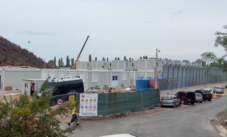 Italia gati të sjellë azilkërkuesit e parë/ Ministri i Brendshëm i italian: Qendrat në Shqipëri gati në ditët në vijim